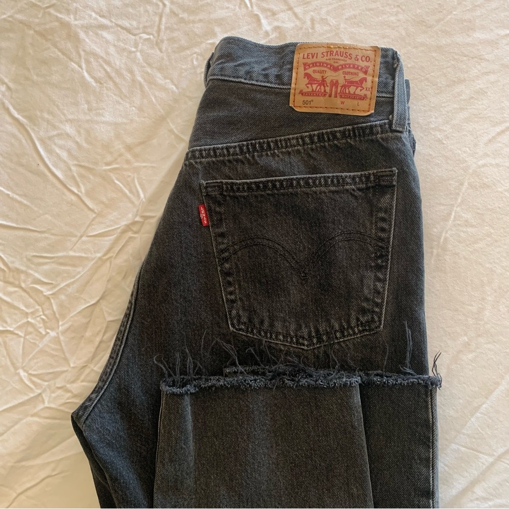 Levi's 501 Washed Black Denim Jeans with cropped Frayed Hem 29x26